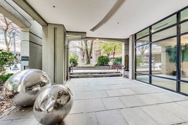 Building Photo - Luxury 1BD/1BA condo steps to SS METRO