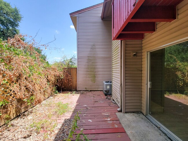 Building Photo - Quite neighborhood town home with gate, ne...