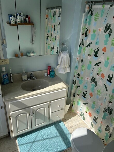 Building Photo - 516 Chapel St