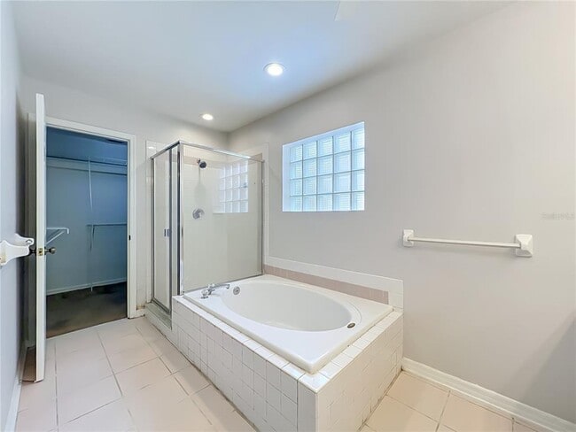 Building Photo - 900 W Charing Cross Cir