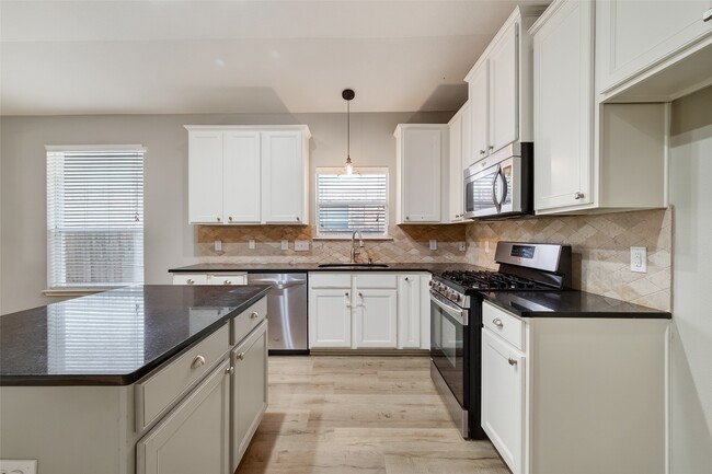 Building Photo - 6431 Applewood Forest Dr