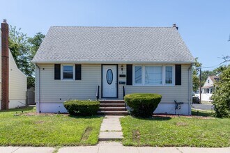 Building Photo - 4 bedrooms 1 bath