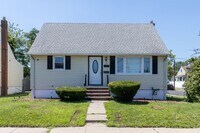 Building Photo - 4 bedrooms 1 bath
