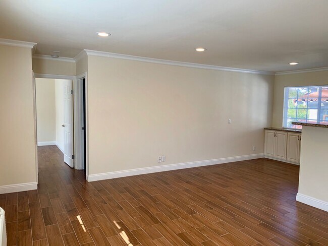 Building Photo - Luxury Upstairs 2 Bedroom Apartment in La ...