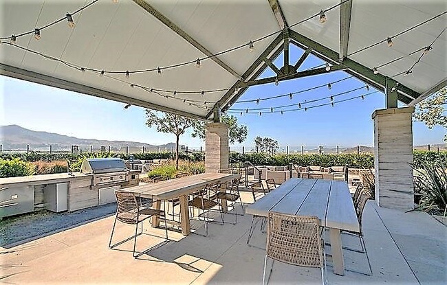 Building Photo - 2 Adelfa St