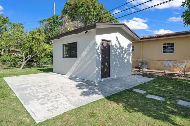 Building Photo - 5805 SW 46th Terrace