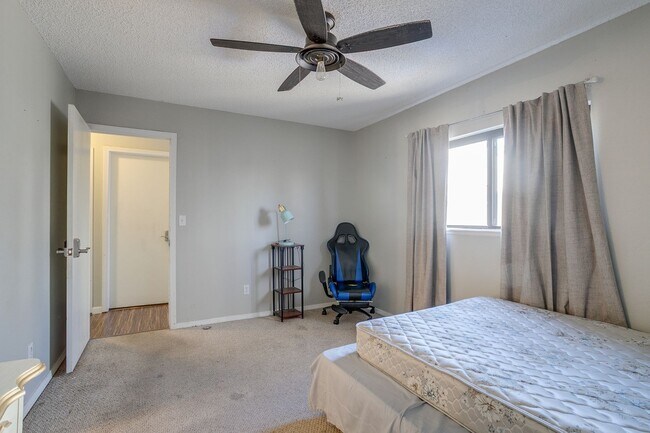 Building Photo - Huge room in a large shared home, private bathroom, great neighborhood, friendly roommates!