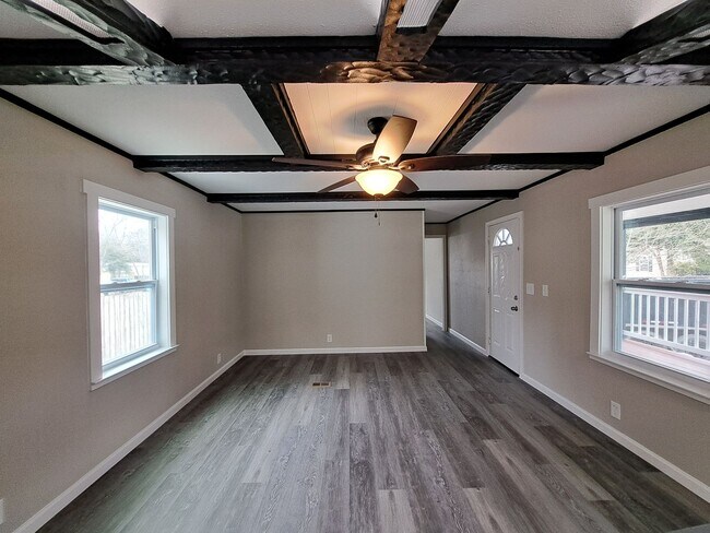 Building Photo - Nicely Renovated 3BR/2BA Mobile Home in Ba...