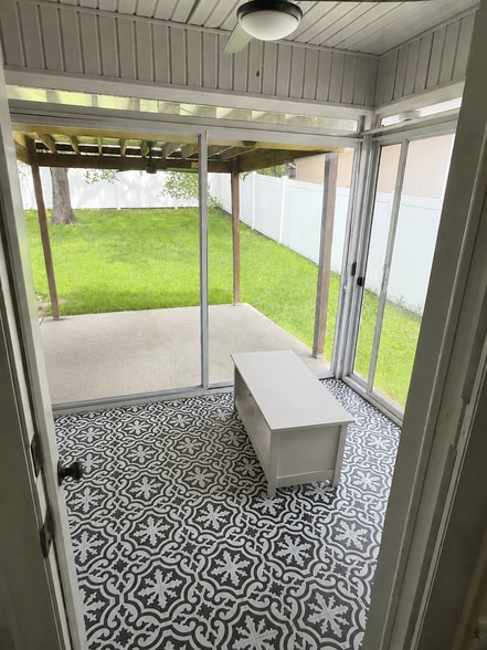 Sunroom - also includes futon - 409 Williamsport Dr