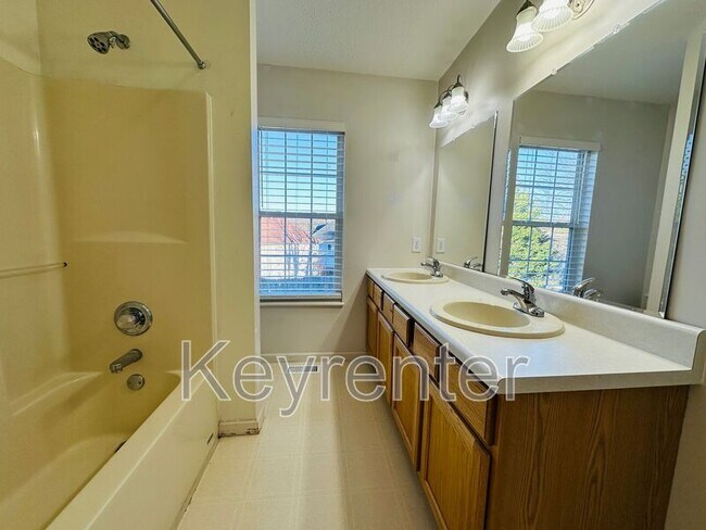 Building Photo - 10809 Topview Ln