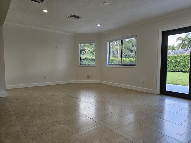 Building Photo - 435 Pine Villa Dr