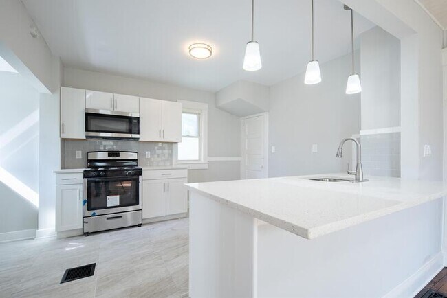 Building Photo - 207 7th Ave