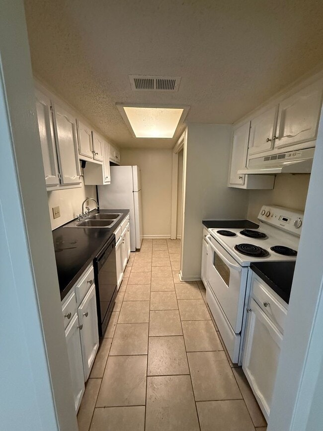 Building Photo - 3bd 2BA Townhouse