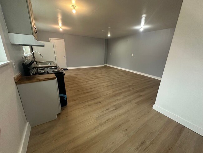 Building Photo - 301 Ainsley Ave