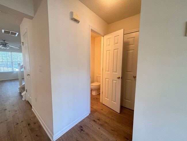 Building Photo - Available now. Great 2 BR/2.5 BA Townhome in Oak Bluff!