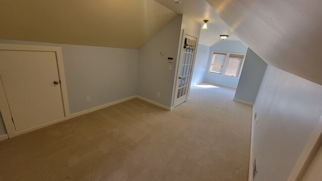 Building Photo - Renovated 3 Bedroom 3 Bathroom