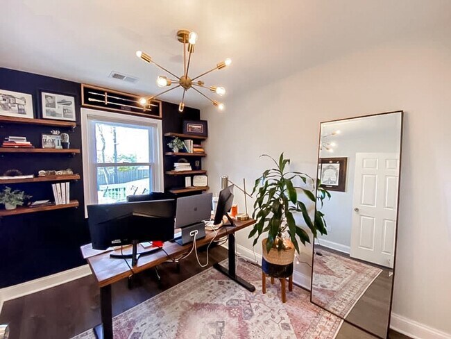 Building Photo - Immaculately Renovated 3 Bedroom 1.5 Bathr...