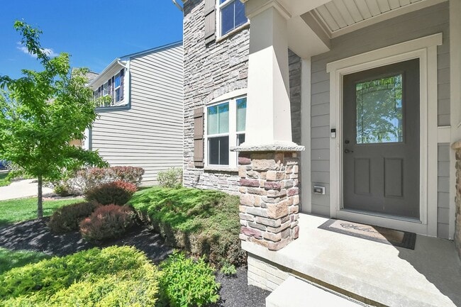 Building Photo - Spacious 3 Bedroom Home with Loft, Elegant...