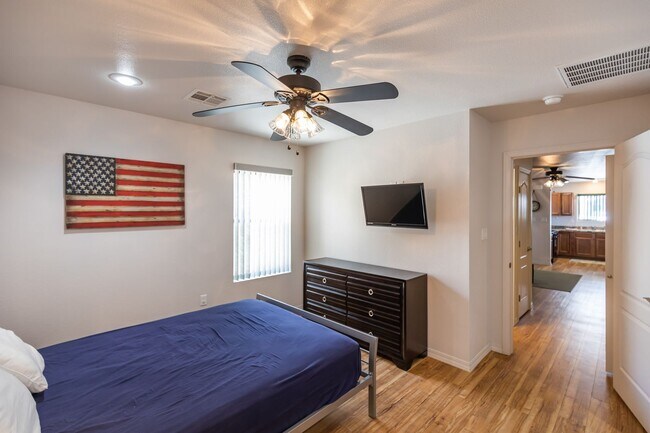 Building Photo - 800 Sherwood Dr