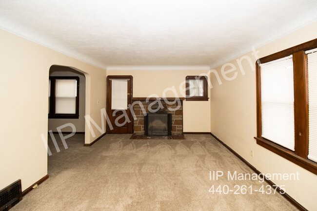 Building Photo - Very Spacious 2BR 2nd Floor Unit in South ...