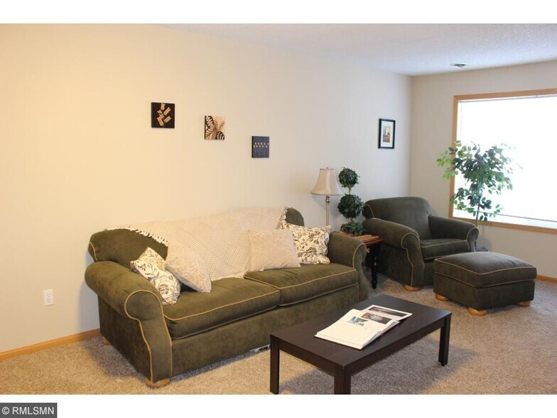 Large window lets in ample morning light - 4415 Naper Bay