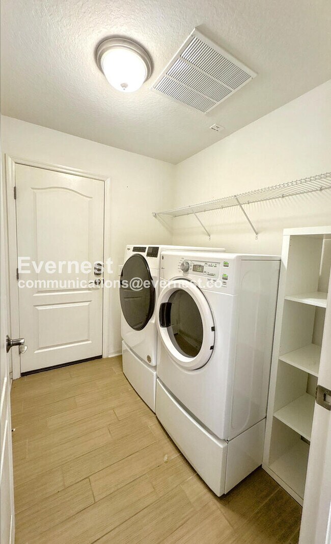 Building Photo - SPECIAL PROMOTION / Modern 4-Bedroom Home with Attached Garage / Pet-Friendly / Vouchers Accepted...