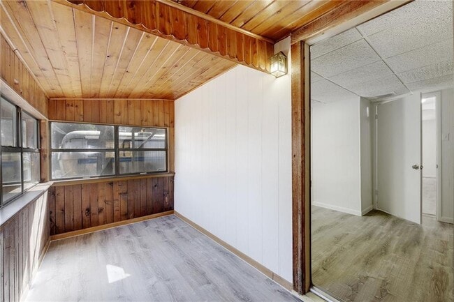 Building Photo - 2405 E 10th St