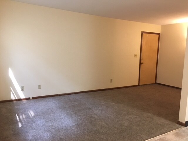Large Living room - 134 Flintridge Dr