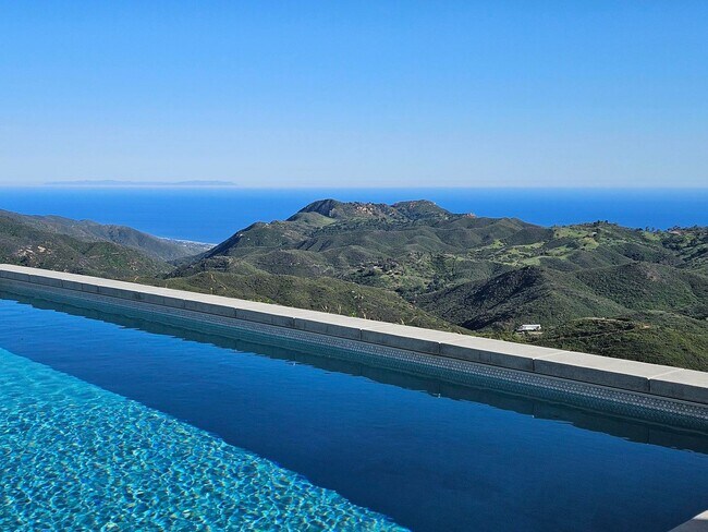 Building Photo - Ultra-Private 5Bed 6Bath Malibu Estate wit...