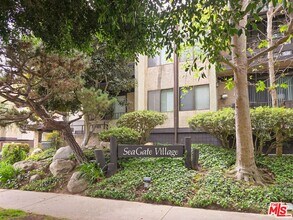 Building Photo - Stunning Playa del Rey Condo Awaits You!