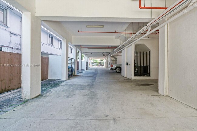 Building Photo - 850 SW 14th Ave