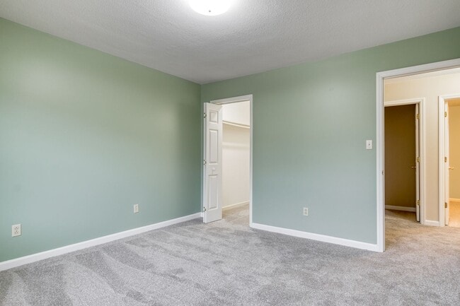 Building Photo - 3 bed/2 1/2 Bath.  Pet Friendly.  Easy access to I81/US460