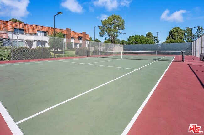 Building Photo - 27912 Ridgecove Ct N