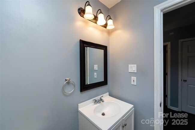 Building Photo - 4713 Belle Plaine Dr