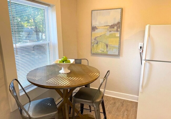 Building Photo - Gladstone Pointe Apartments