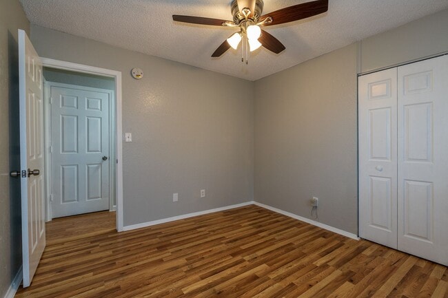Building Photo - 2 Bed | 1.5 Bath East Tulsa with Spacious Back yard!