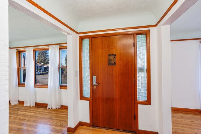 Building Photo - 1910 NE Cramer St