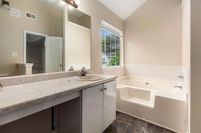 Building Photo - Large 3 Bedroom 2.5 Bath Home