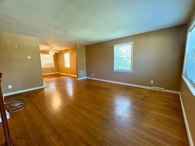 Building Photo - 3 Bedroom Apartment Available in Harrisburg!