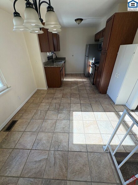 Building Photo - 445 Rockwood Dr