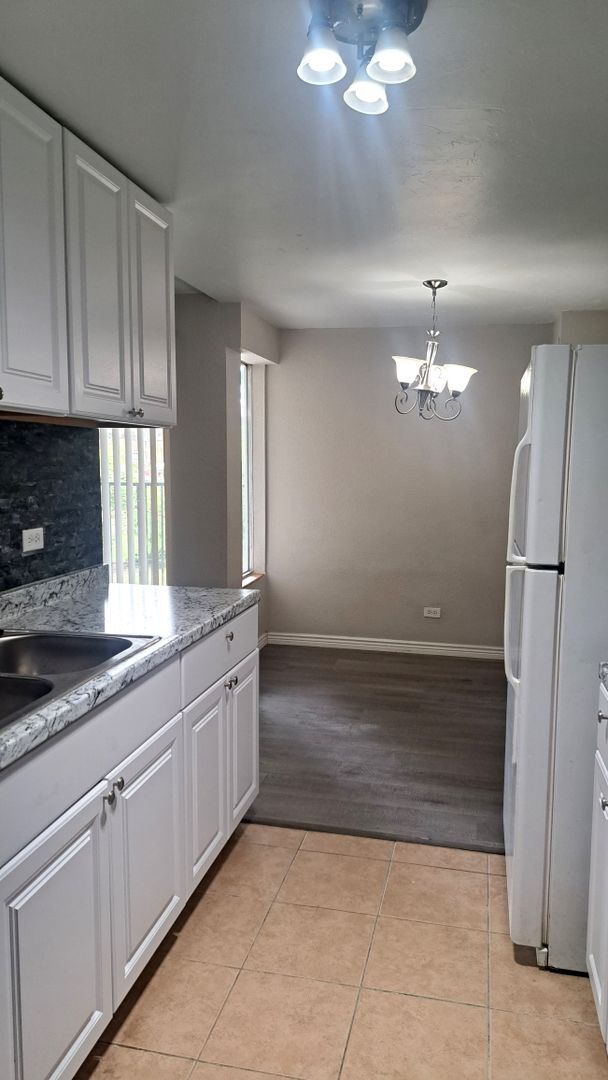 Building Photo - 2375 S Linden Ct
