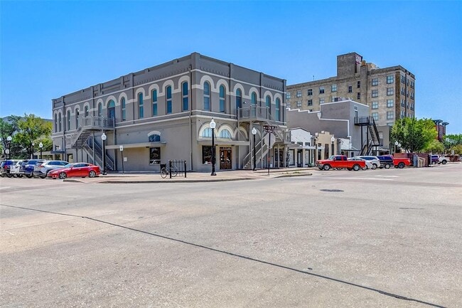 Building Photo - 302 W 31st St