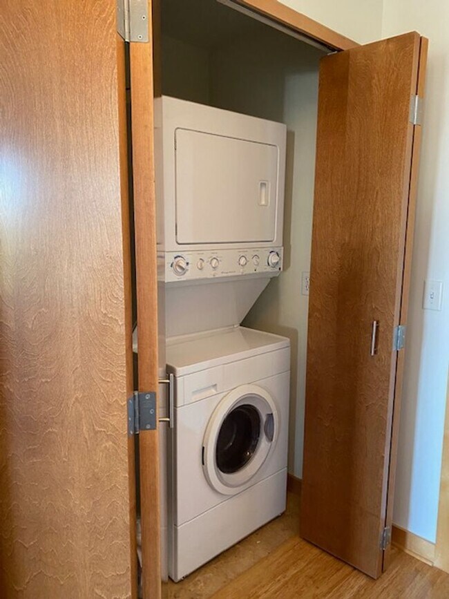 Building Photo - Luxury Fully Furnished Condo Downtown Salem Is Available