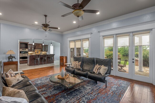 Building Photo - Beautiful Home on the Red River....