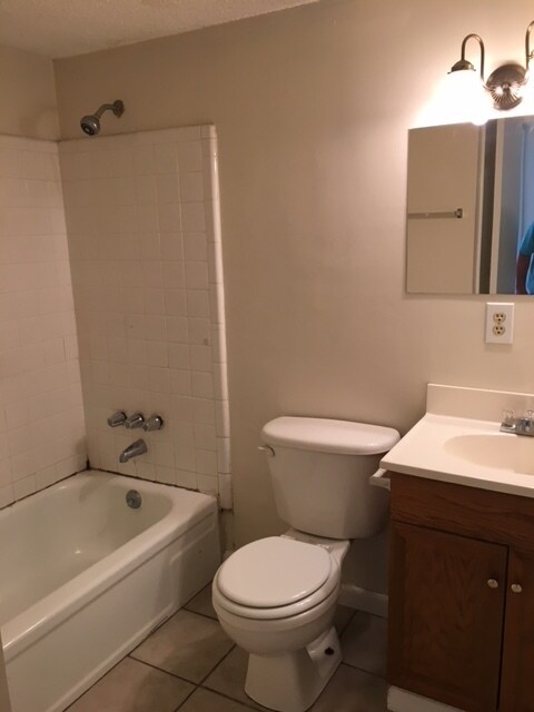 Building Photo - 2 Bedroom Apartment.  Walk to VSU.
