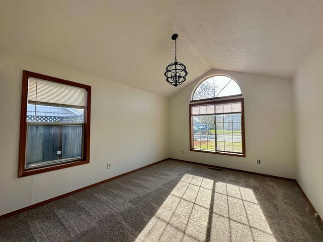 Building Photo - Well-Maintained Three Bedroom Home in West Salem