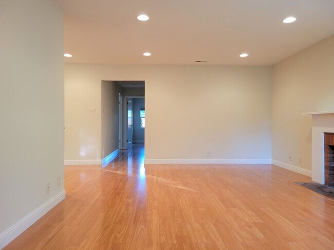 Building Photo - Updated Home in Palo Alto Available with Air Conditioning