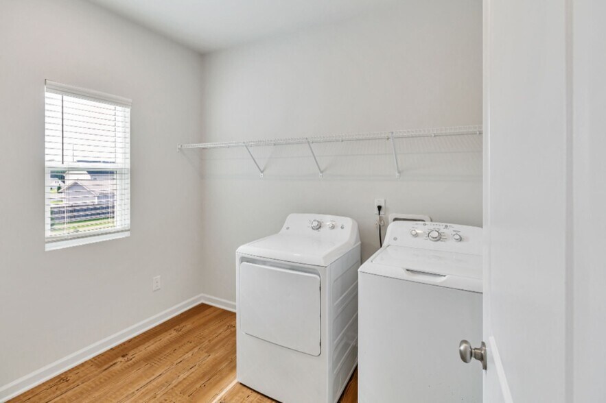 Building Photo - 220 Arwen Dr