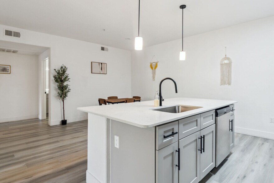 Building Photo - 6610 N 93rd Ave