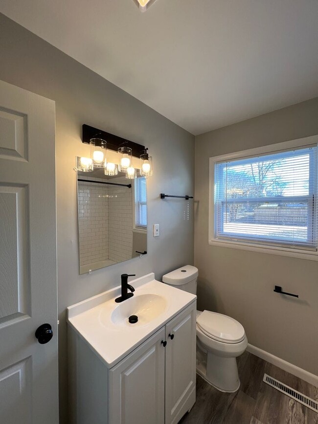 Building Photo - 3 Bedroom Beautifully updated Ranch